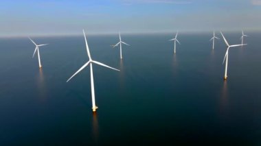 Açık deniz yel değirmeni parkı, bulutlar ve mavi gökyüzü, okyanus havadan rüzgar türbini Flevoland Hollanda 'nın Ijsselmeer' ini gören yel değirmeni türbinleri. Yeşil enerji. 