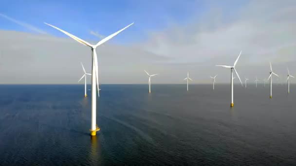 風力タービンフレヴォランドオランダIjsselmeerと海の空中ビューで雲と青空 風車公園とオフショア風車公園 緑のエネルギー — ストック動画