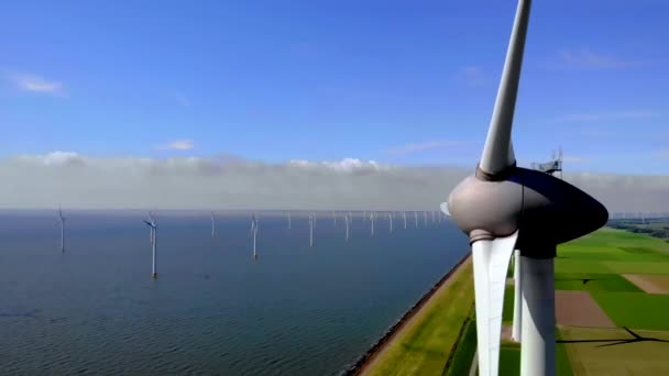 Морская Ветряная Мельница Парк Зеленой Энергии Облаками Голубым Небом Ветряная — стоковое видео