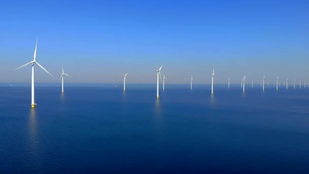 Yeşil Enerji Offshore Yel Değirmeni Parkı Bulutlar Mavi Gökyüzü Okyanus — Stok video