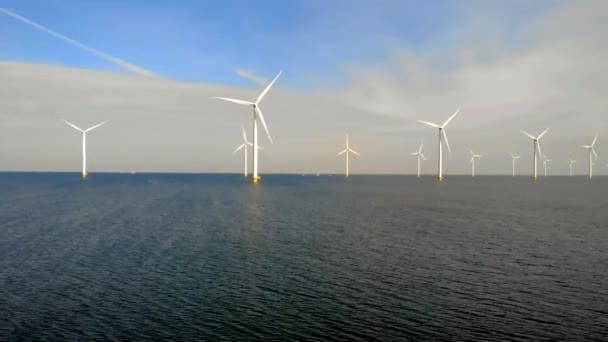 雲と青空を持つ風車公園 風力タービンで海の空中ビューで緑のエネルギー風車公園 FlevolandオランダIjsselmeer — ストック動画