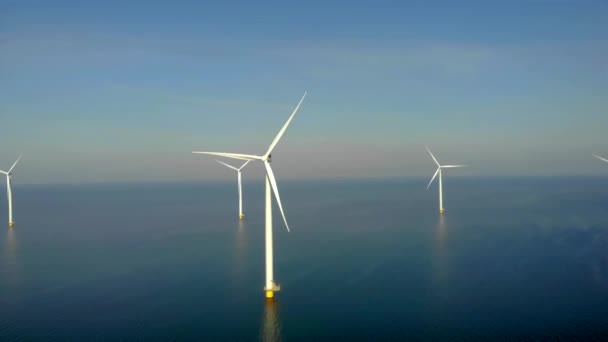 雲と青い空を持つオフショア風車公園 風力タービンフレヴォランドオランダIjsselmeerの海の空中ビューで風車公園 緑のエネルギー — ストック動画
