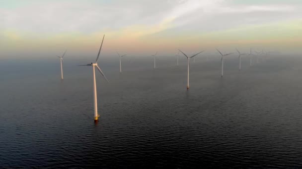 Windmolenpark Zee Met Wolken Een Blauwe Lucht Windmolenpark Oceaanlucht Met — Stockvideo