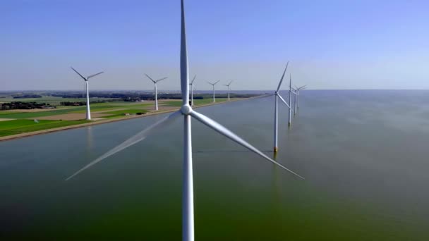 海上风车公园有云和蓝天 海上风车公园有风力涡轮机Flevoland Netherlands Ijsselmeer 绿色能源概念 — 图库视频影像