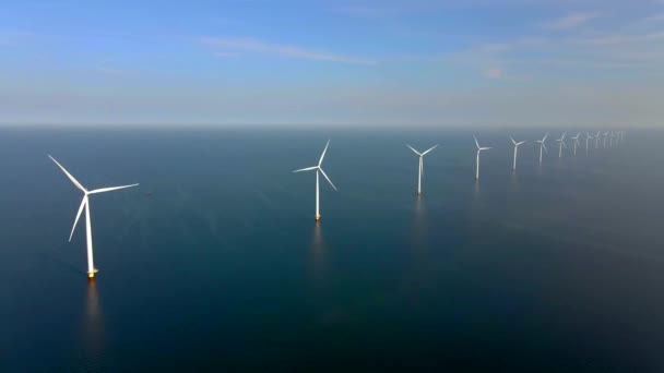 有云彩和蓝天的离岸风车公园 有风力涡轮机绿色能源的海洋空中风车公园 — 图库视频影像
