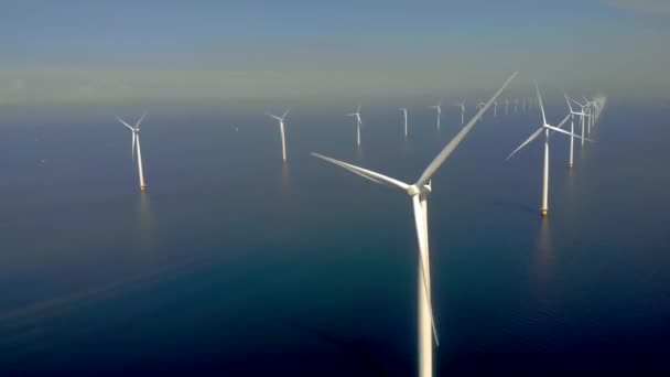 Offshore Windmolenpark Met Wolken Een Blauwe Lucht Windmolenpark Oceaanlucht Met — Stockvideo