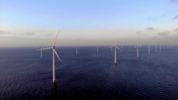 Windmühlenpark Bei Sonnenuntergang Windmühlenpark Meer Luftaufnahme Mit Windkraftanlage Flevoland Niederlande — Stockvideo