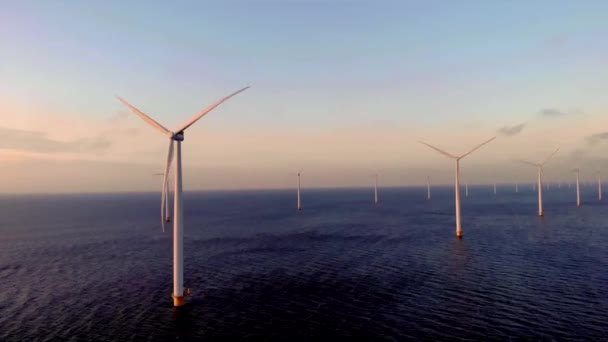 海滨风车公园在落日落海时 风车公园在海上鸟瞰着风车Flevoland Netherlands Ijsselmeer 绿色能源 — 图库视频影像