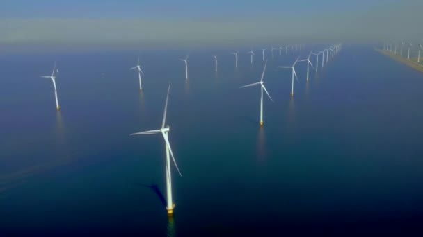雲と青い空と海で風車公園 風力タービンで海の空中ビューで風車公園 FlevolandオランダIjsselmeer — ストック動画