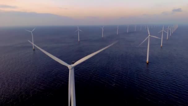 Zonsondergang Het Offshore Windmolenpark Windmolenpark Het Oceaanzicht Met Windturbine Flevoland — Stockvideo