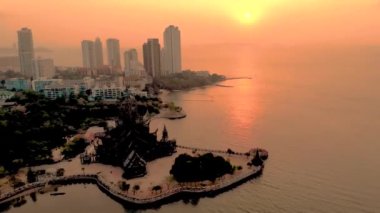 Pattaya Tayland, günbatımında tahta tapınak Doğruluk Tapınağı Pattaya Tayland