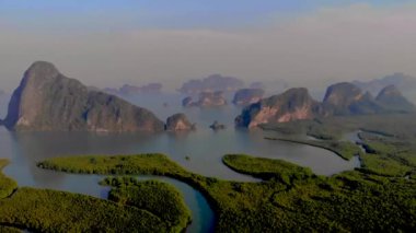 Sametnangshe 'nin panorama manzarası, Phangnga körfezindeki dağların manzarası, Miranda Denizi' ndeki mangrov ormanı, akşam alacakaranlığı gökyüzü, Tayland, Phangnga 'da seyahat yeri.. 
