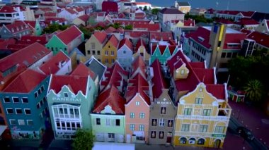 Willemstad, Curacao Mart 2021. Hollanda Antilleri. Renkli Binalar dünyanın her yerinden turistleri çekiyor. Mavi gökyüzü güneşli gün Curacao Willemstad. 