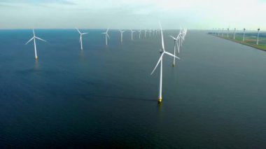 Açık deniz yel değirmeni parkı, bulutlar ve mavi gökyüzü, okyanus havadan rüzgar türbinleri Flevoland Hollanda Ijsselmeer manzaralı yel değirmeni parkı. Hollanda 'da yeşil enerji