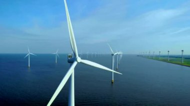 Açık deniz yel değirmeni parkı, bulutlar ve mavi gökyüzü, okyanus havadan rüzgar türbinleri Flevoland Hollanda Ijsselmeer manzaralı yel değirmeni parkı. Hollanda 'da yeşil enerji