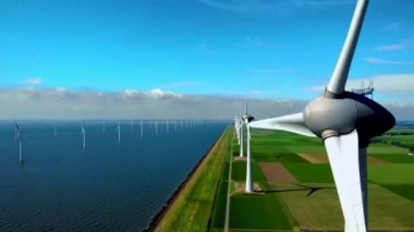 Açık deniz yel değirmeni parkı, bulutlar ve mavi gökyüzü, okyanus havadan rüzgar türbinleri Flevoland Hollanda Ijsselmeer manzaralı yel değirmeni parkı. Hollanda 'da yeşil enerji
