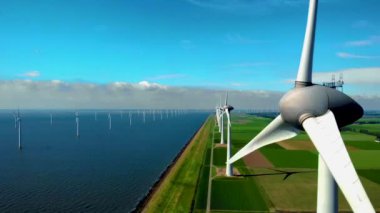 Açık deniz yel değirmeni parkı, bulutlu ve mavi gökyüzü, okyanus havası manzaralı rüzgar türbini Flevoland Hollanda Ijsselmeer. Yeşil enerji. 