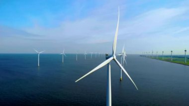 Açık deniz yel değirmeni parkı, bulutlu ve mavi gökyüzü, okyanus havası manzaralı rüzgar türbini Flevoland Hollanda Ijsselmeer. Yeşil enerji. 