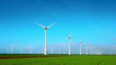 Açık deniz yel değirmeni parkı, bulutlu ve mavi gökyüzü, okyanus havası manzaralı rüzgar türbini Flevoland Hollanda Ijsselmeer. Yeşil enerji. 