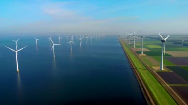 Rüzgâr türbini rüzgar enerjisiyle okyanus manzaralı yel değirmeni parkı Flevoland Hollanda Ijsselmeer. Yeşil enerji. 
