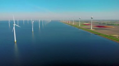 Açık deniz yel değirmeni parkı, bulutlar ve mavi gökyüzü, okyanus havadan rüzgar türbinleri Flevoland Hollanda Ijsselmeer manzaralı yel değirmeni parkı. Hollanda 'da yeşil enerji