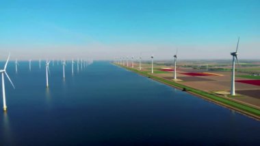 Açık deniz yel değirmeni parkı, bulutlar ve mavi gökyüzü, okyanus havadan rüzgar türbinleri Flevoland Hollanda Ijsselmeer manzaralı yel değirmeni parkı. Hollanda 'da yeşil enerji