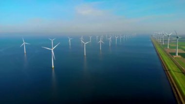 Açık deniz yel değirmeni parkı bulutlu ve mavi gökyüzü, okyanus havası manzaralı rüzgar türbini Flevoland Hollanda Ijsselmeer
