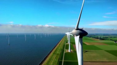 Açık deniz yel değirmeni parkı, bulutlu ve mavi gökyüzü, okyanus havası manzaralı rüzgar türbini Flevoland Hollanda Ijsselmeer. Yeşil enerji. 