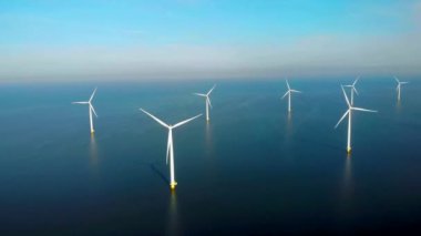 Açık deniz yel değirmeni parkı bulutlu ve mavi gökyüzü, okyanus havası manzaralı rüzgar türbini Flevoland Hollanda Ijsselmeer