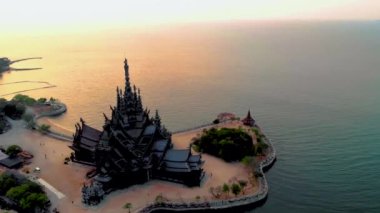 Pattaya Tayland, günbatımında tahta tapınak Doğruluk Tapınağı Pattaya Tayland