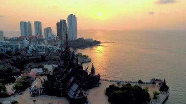 Pattaya Tayland, günbatımında tahta tapınak Doğruluk Tapınağı Pattaya Tayland