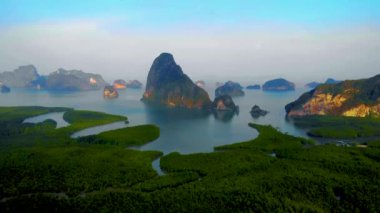 Sametnangshe 'nin panorama manzarası, Phangnga körfezindeki dağların manzarası, Miranda Denizi' ndeki mangrov ormanı, akşam alacakaranlığı gökyüzü, Tayland, Phangnga 'da seyahat yeri.. 