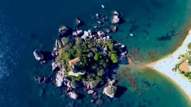 Güneşli bir yaz gününde Isola Bella plajı Sicilya İtalya 'nın panoramik manzarası