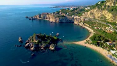 Güneşli bir yaz gününde Isola Bella plajı Sicilya İtalya 'nın panoramik manzarası