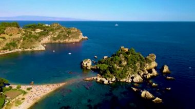 Güneşli bir yaz gününde Isola Bella plajı Sicilya İtalya 'nın panoramik manzarası