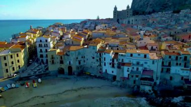 Cefalu Sicilya, Cefalu Sicilya 'da sonbahar boyunca gün batımı.