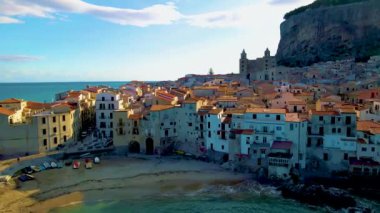 Cefalu Sicilya, Cefalu Sicilya 'da sonbahar boyunca gün batımı.