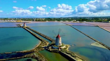 Sicilya 'da Marsala yakınlarında Tuz Tavalı eski yel değirmeni güneşli bir günde İtalya' da