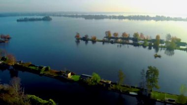 Hollanda, Vinkeveen yakınlarındaki Vinkeveen Plassen Gölü 'ndeki küçük adaların hava manzarası. Hollanda 'da dinlenmek için güzel bir doğa alanıdır.. 