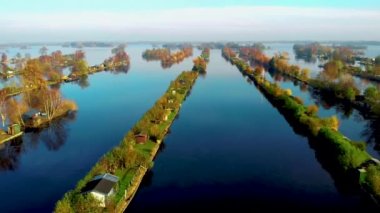 Hollanda, Vinkeveen yakınlarındaki Vinkeveen Plassen Gölü 'ndeki küçük adaların hava manzarası. Hollanda 'da dinlenmek için güzel bir doğa alanıdır.. 