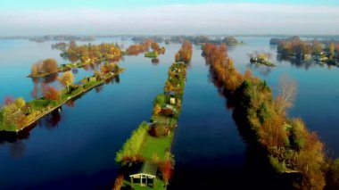Hollanda, Vinkeveen yakınlarındaki Vinkeveen Plassen Gölü 'ndeki küçük adaların hava manzarası. Hollanda 'da dinlenmek için güzel bir doğa alanıdır.. 
