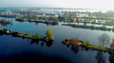 Hollanda, Vinkeveen yakınlarındaki Vinkeveen Plassen Gölü 'ndeki küçük adaların hava manzarası. Hollanda 'da dinlenmek için güzel bir doğa alanıdır.. 