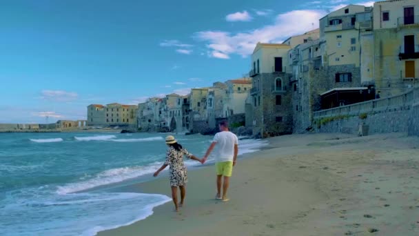 Cefalu Sycylia Zachód Słońca Plaży Cefalu Sicilia Włochy Jesienią Para — Wideo stockowe