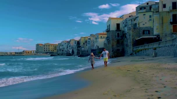 Cefalu Sycylia Zachód Słońca Plaży Cefalu Sicilia Włochy Jesienią Para — Wideo stockowe