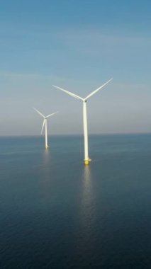 Açık deniz yel değirmeni parkı, bulutlu ve mavi gökyüzü, okyanus havası manzaralı rüzgar türbini Flevoland Hollanda Ijsselmeer ile birlikte yel değirmeni parkı. Yeşil enerji. 