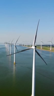 Açık deniz yel değirmeni parkı, bulutlu ve mavi gökyüzü, okyanus havası manzaralı rüzgar türbini Flevoland Hollanda Ijsselmeer ile birlikte yel değirmeni parkı. Yeşil enerji. 