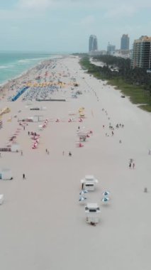 Miami South Beach Florida 'da. Güneşli bir günde renkli sandalyeli ve şemsiyeli plaj