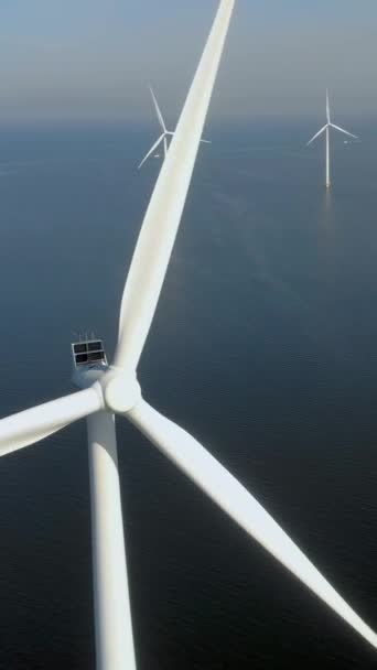 Offshore Tuulivoimapuisto Jossa Sininen Taivas Tuulimyllypuisto Merinäköalalla Tuuliturbiini Flevoland Netherlands — kuvapankkivideo