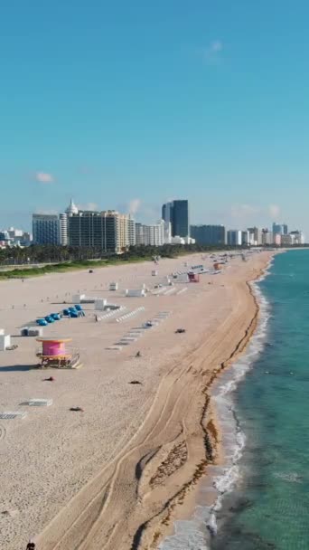 Miami South Beach Florida Praia Com Cadeiras Coloridas Guarda Chuvas — Vídeo de Stock