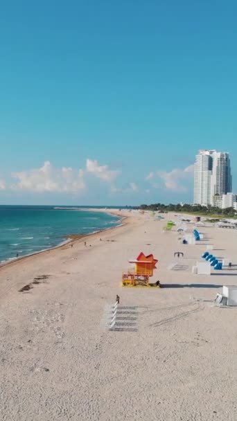 マイアミ サウスビーチ フロリダ フロリダ州の晴れた日にカラフルな椅子と傘とライフガード小屋とビーチ — ストック動画